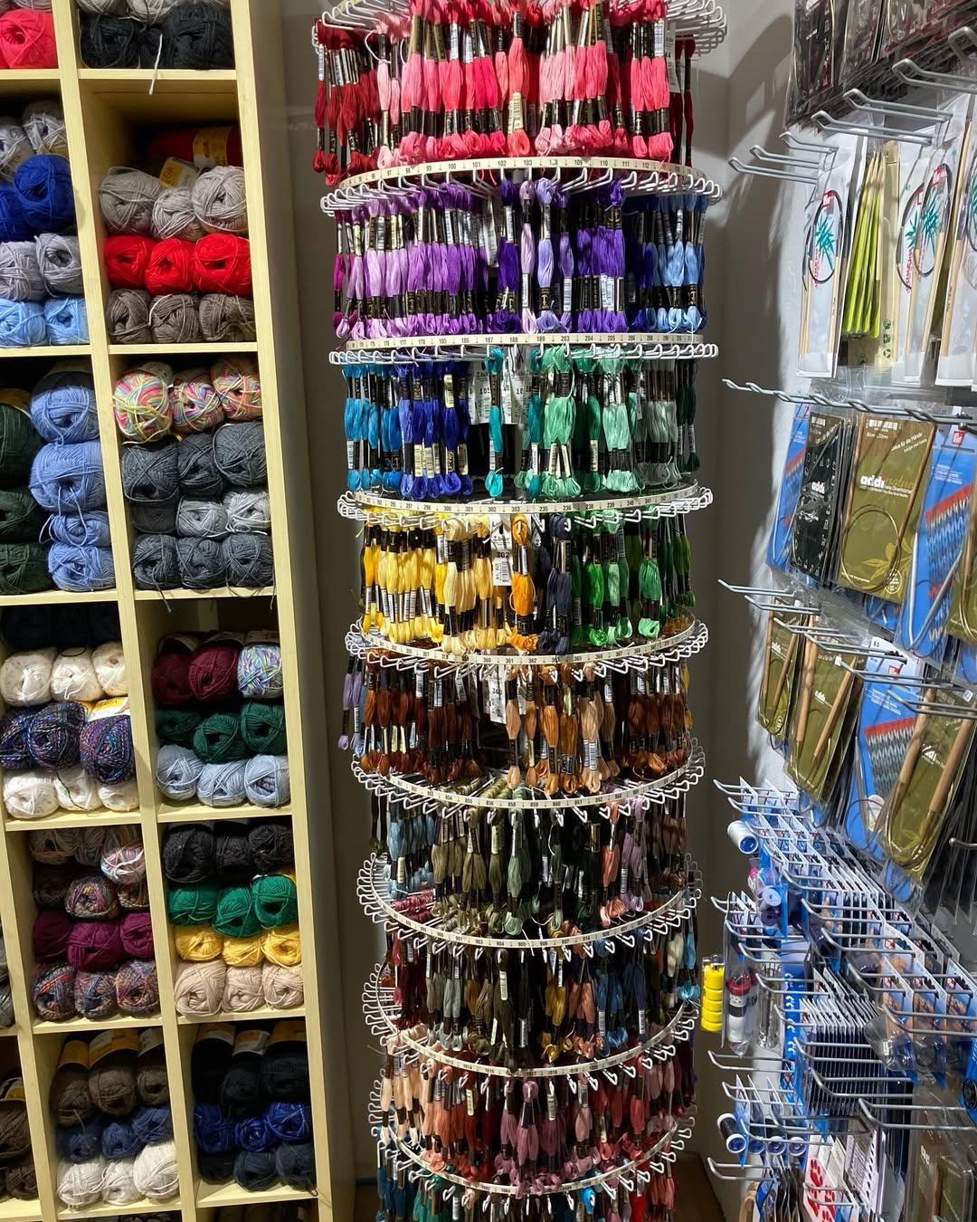 Wir führen fast alle Farben vom Anchor Stickgarn
