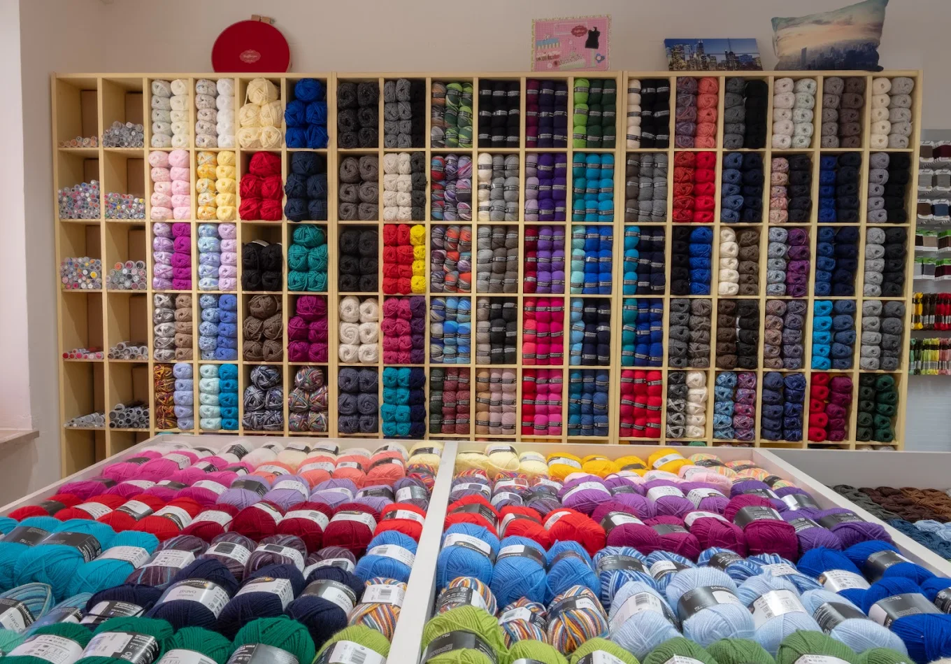 Wollsortiment im Laden – Qualitäten für Socken, Pullover, Babykleidung und Accessoires